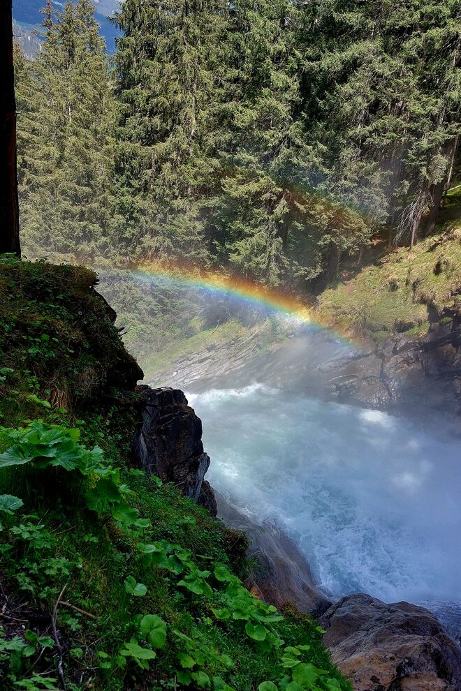 Eine bunte Brücke über die Schlucht...