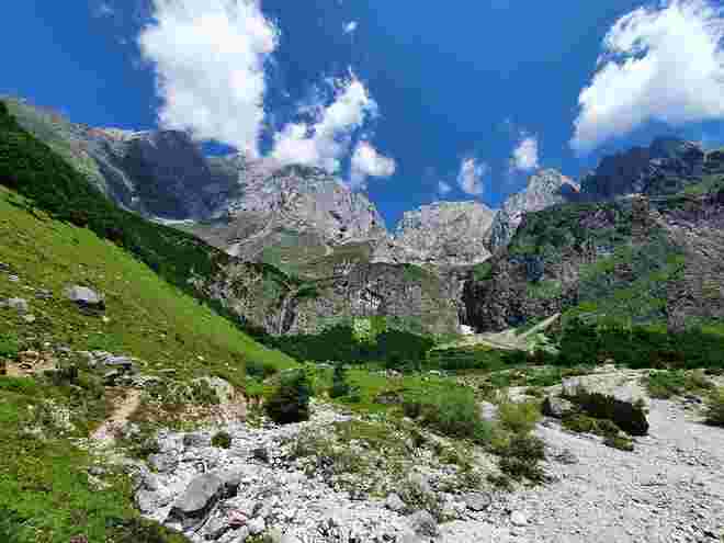 Stein und Fels und etwas Grün