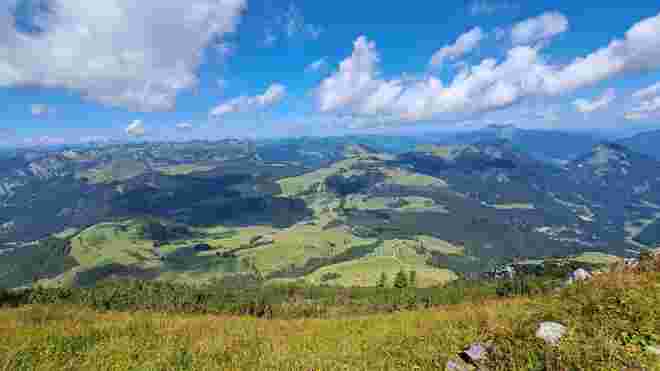 Wie eine grüne Insel, umrahmt von Bergen 