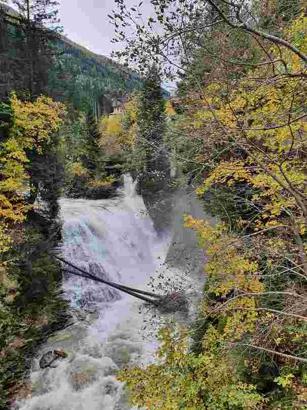 Wasserfall in Herbstfarben