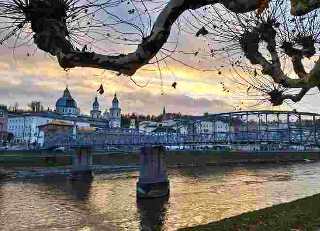 Stimmungsvoller Sonnenuntergang in unserer Stadt- Blick vom Gisela- Kai über den Mozartsteg auf die Altstadt