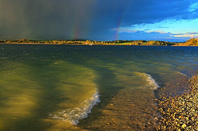 Sonne und Regen am See