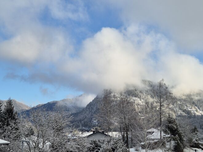 Berge halten die Wolken fest