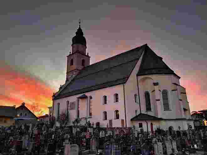 Die Stiftspfarrkirche Seekirchen bei einem farbenprächtigen Sonnenuntergang 