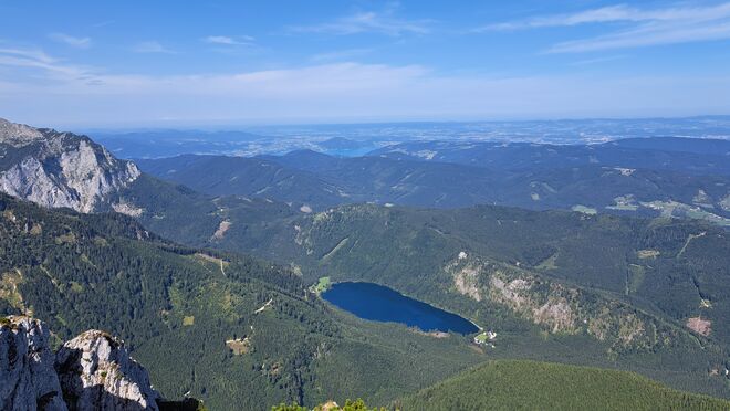 Blick hinunter auf den Vorderen Langbathsee