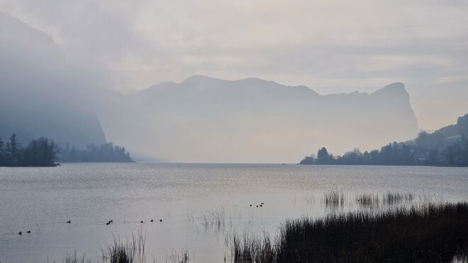 Mondsee Panorama im Nebel