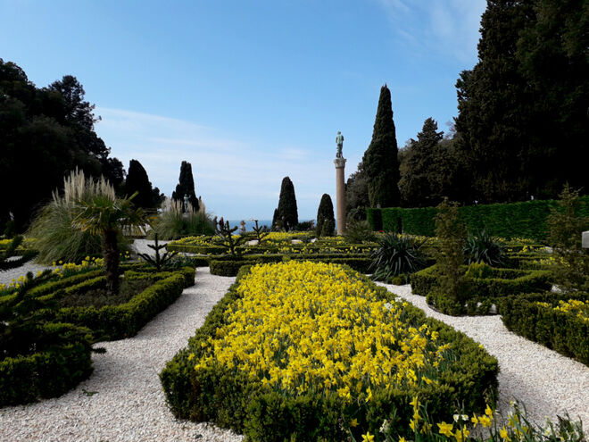 Schlosspark im gelben Kleid
