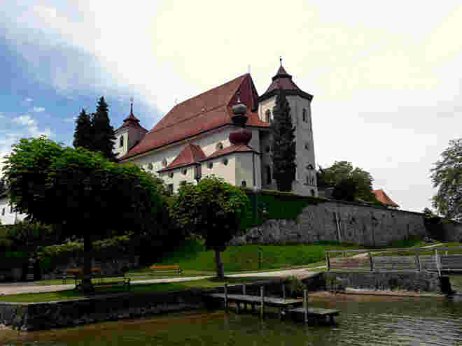 Schiffsanlegestelle mit Blick aufs Kloster