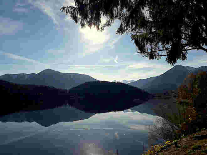 Ruhig liegt der See