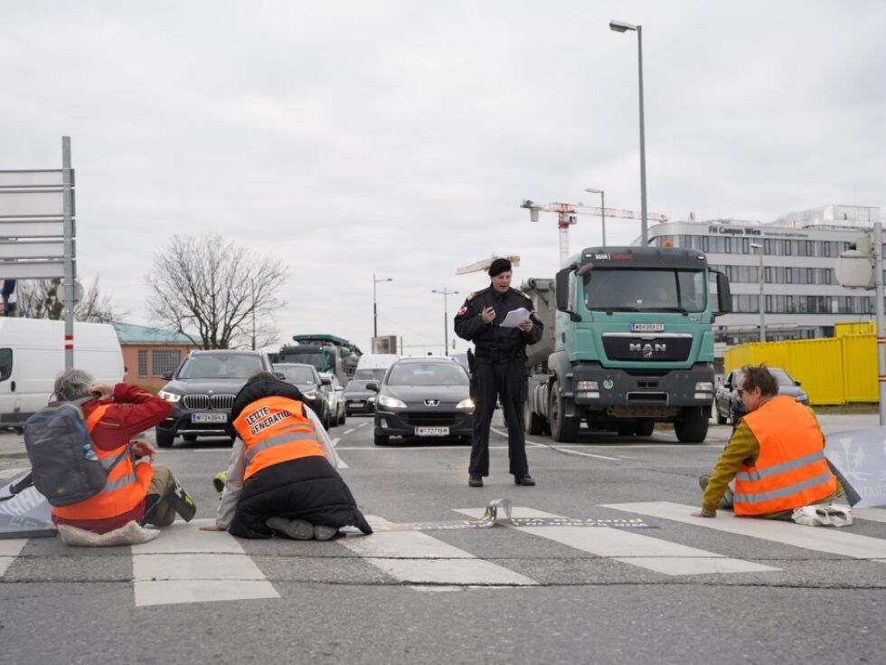 40 Klimaaktivisten wegen schwerer Sachbeschädigung angeklagt