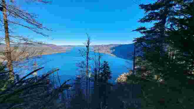 Panoramablick auf den herrlich blauen Attersee