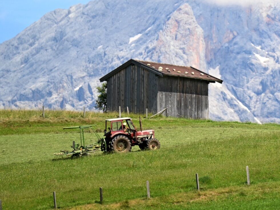 84-Jähriger in Tirol mit Traktor abgestürzt - tot