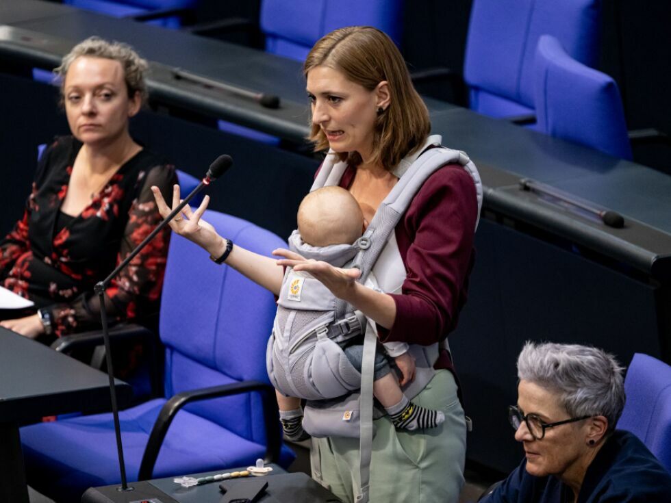 Deutsche Abgeordnete erstmals mit Baby am Pult: Wie ist Elternschaft in Österreich mit Parlamentsarbeit vereinbar?