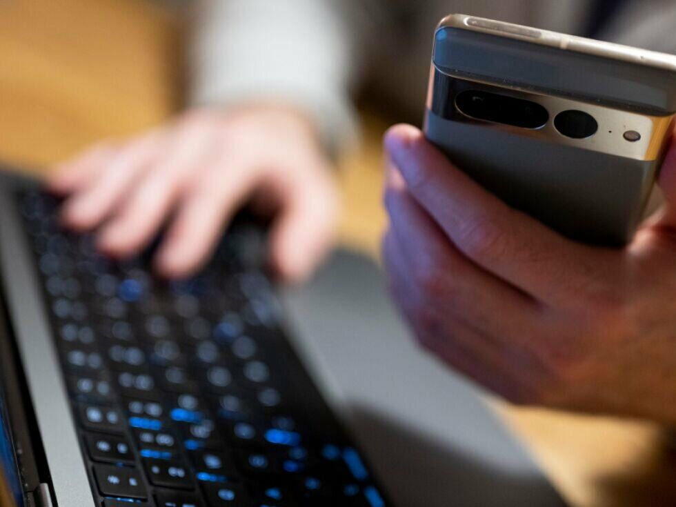 Nemška upokojenka zaradi spletne prevare hotela živeti pri koroškem zabavljaču