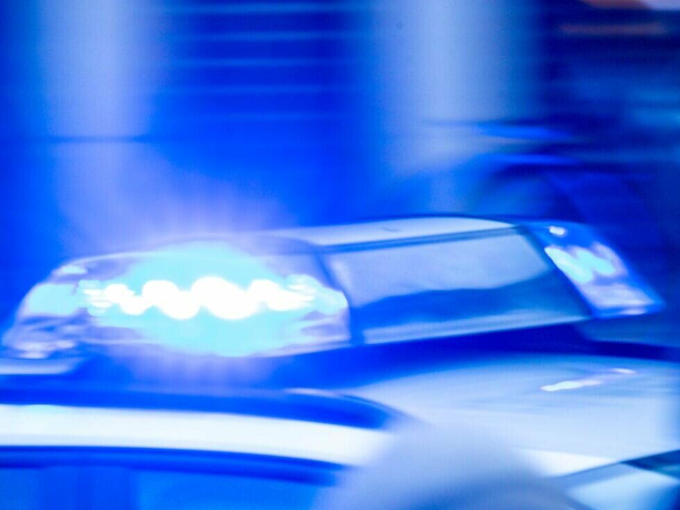 Pijani voznik v Kirchbergu poškodoval voznico e-skiroja in pobegnil