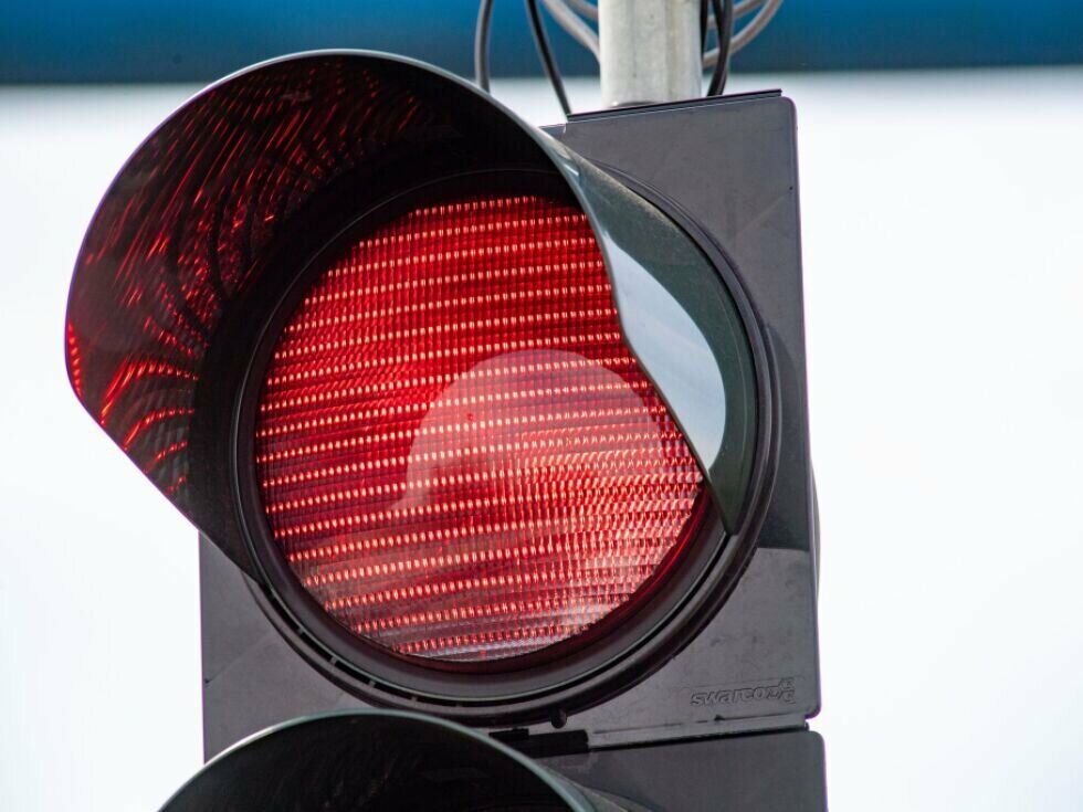 V Oberndorfu se je avtomobil zaletel v Salzburško lokalno železnico, voznica nepoškodovana