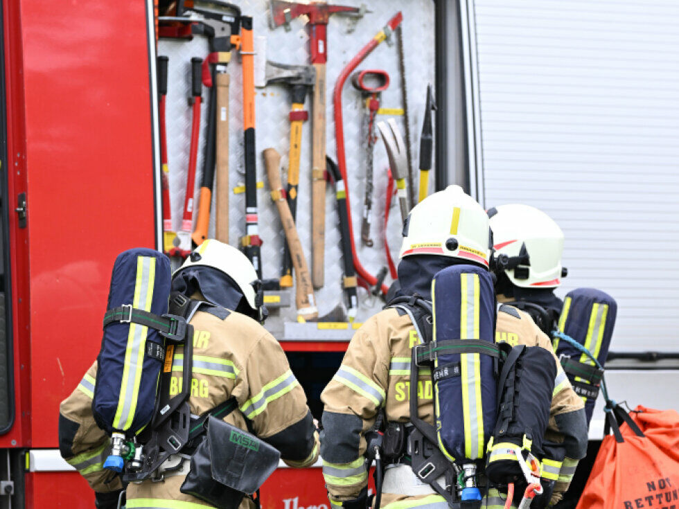 Požar v nekdanji osnovni šoli v Koroški zahteval obsežno posredovanje gasilcev