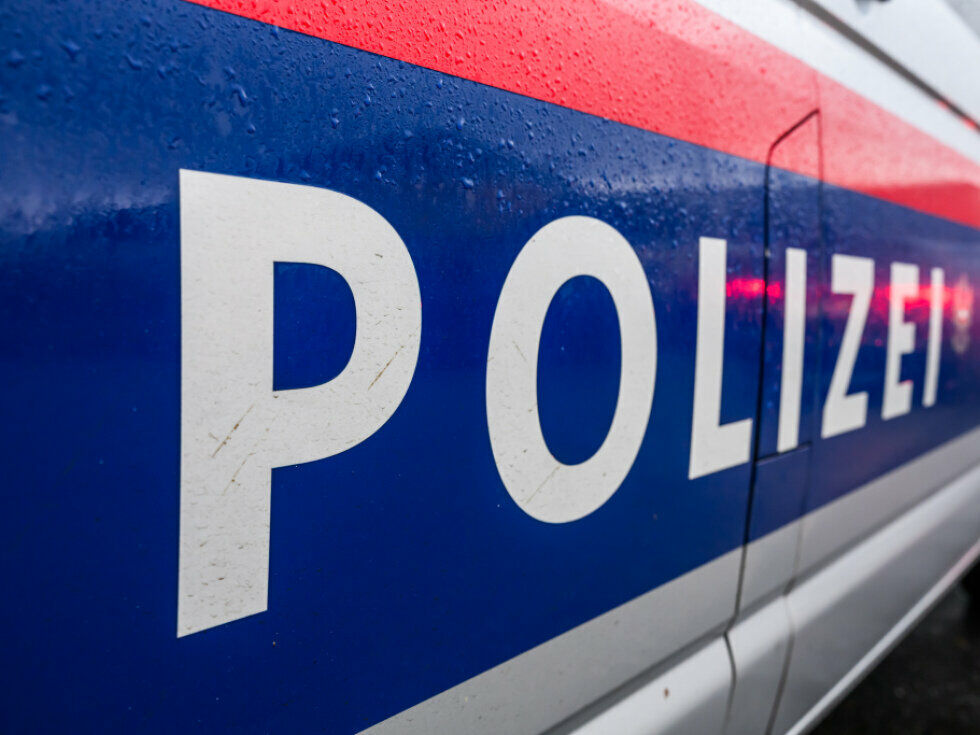 V Judenburgu avtobus povozil pešca, policija išče priče