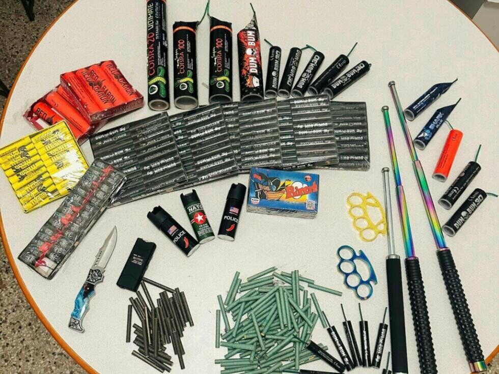 Pyrotechnik und Waffen bei Teenagern in Wien sichergestellt