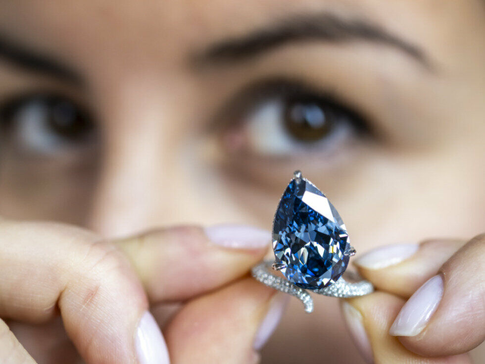 Blauer Diamant aus Promi-Besitz bringt bei Auktion Millionen