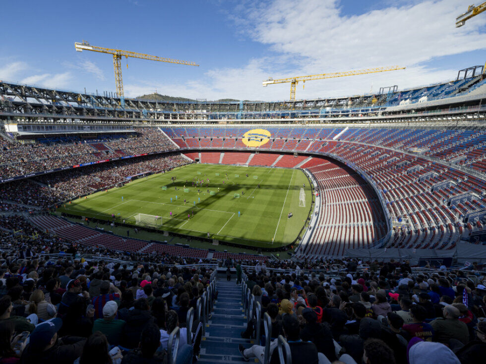 Povratek Barcelone na Camp Nou spremljajo visoke cene vstopnic in zmanjšana kapaciteta stadiona