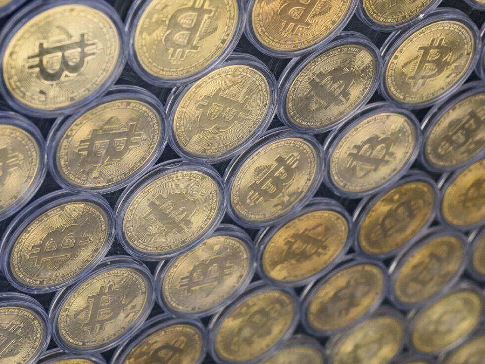 Bitcoin zaradi makroekonomskih negotovosti padel na najnižjo raven od aprila