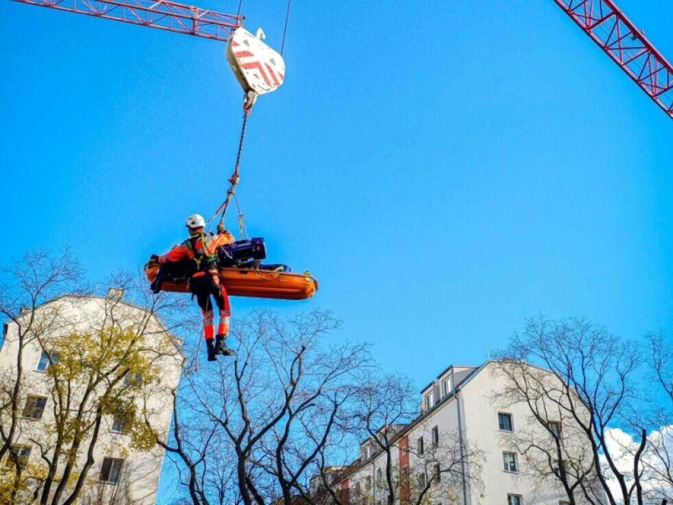 Arbeiter stürzte in Wien in Baugrube: Schwer verletzt