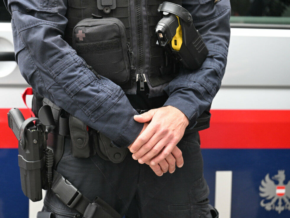 HIV ne bi smel biti razlog za izključitev iz policije, meni Svet za človekove pravice