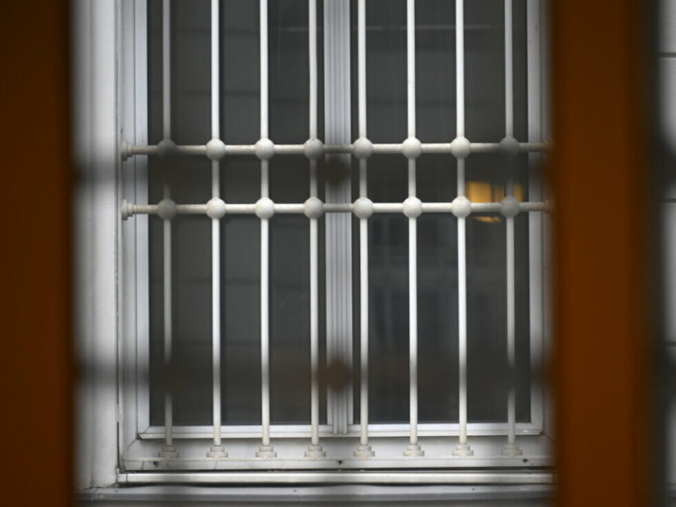 Moški v Dunaju obsojen na 4,5 leta zapora zaradi poskusa spolne zlorabe v podzemni železnici