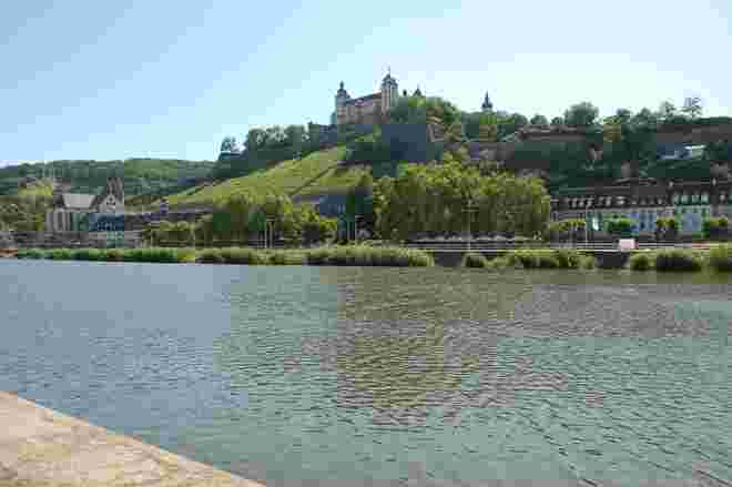 Blick über den Main zur Festung Marienberg