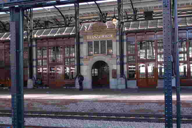 Stylischer Bahnsteig