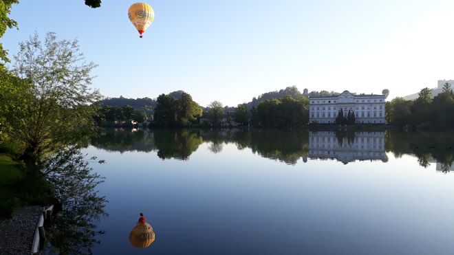 Heißluftballon über Leopoldskroner Schloss und Weiher