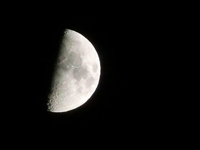 Half Moon Sonntag 31.August25 21:35