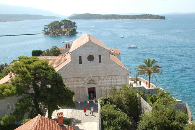 Historische Kirche vor Inselwelt