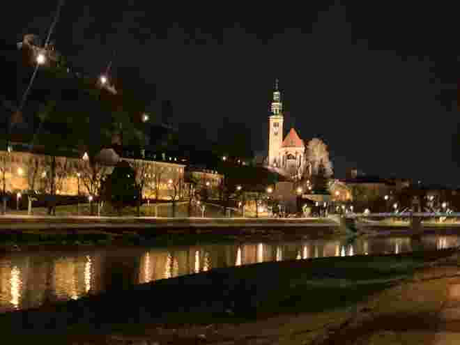 Müllner Kirche bei Nacht