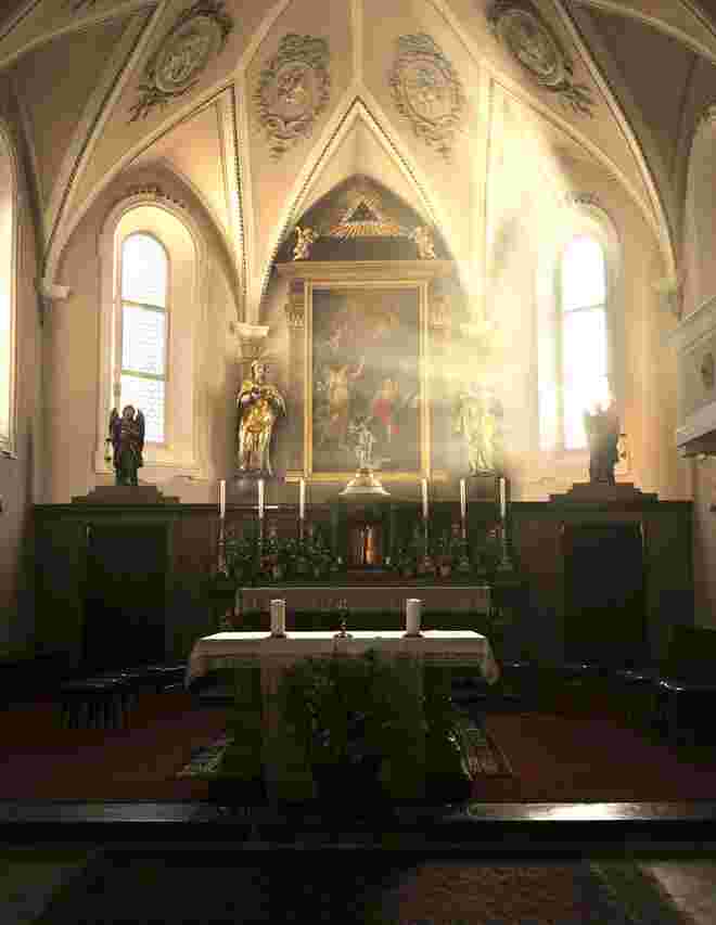 Ostermorgen in altem Gemäuer