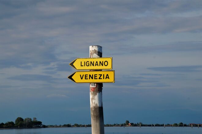 Wegweiser in der Lagune