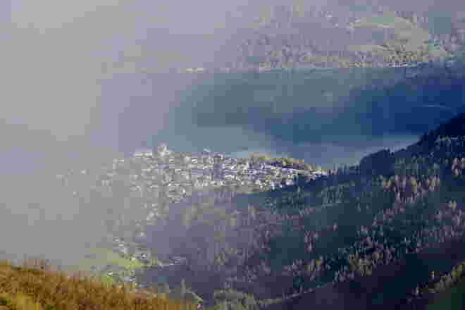 Ein kleines Nebelfenster macht den Blick auf den Zeller See möglich
