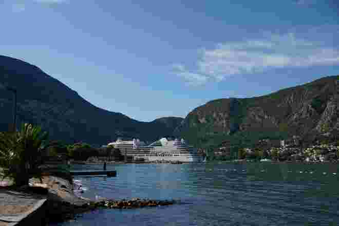 Kreuzfahrtschiff im kleinen Hafen von Kotor