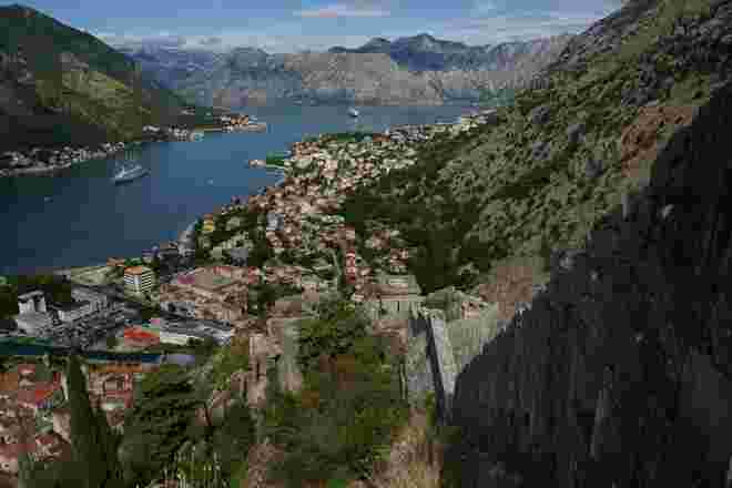 Tiefblick auf die kleine Stadt Kotor
