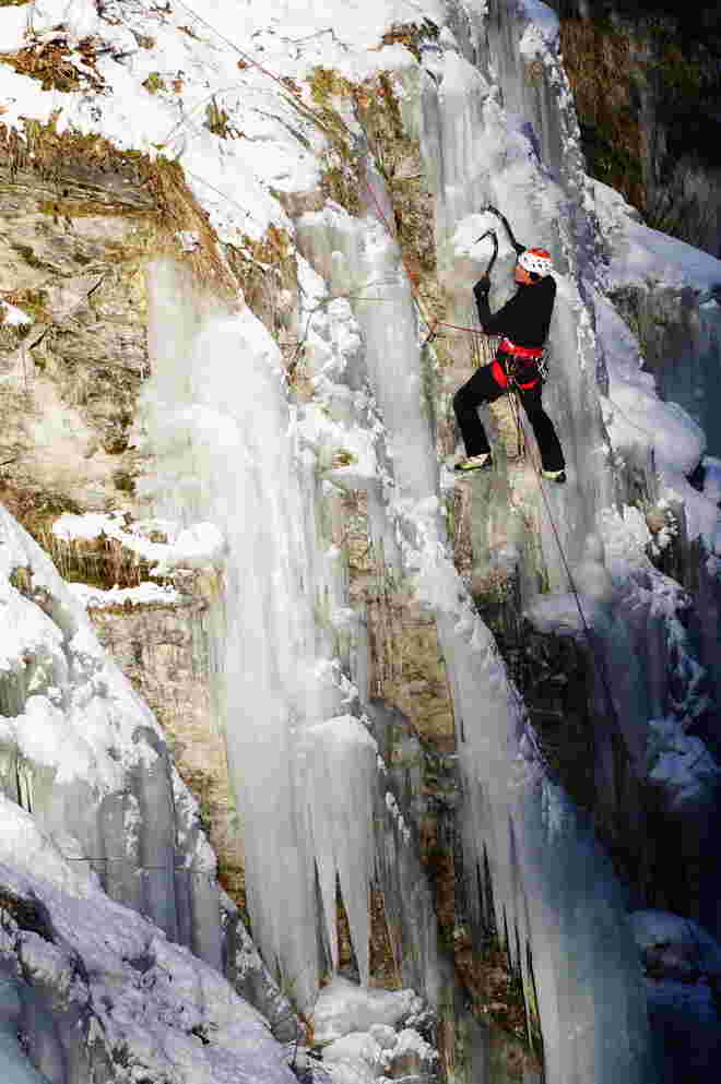 Eiskletterer in der Sigmund Thun Klamm