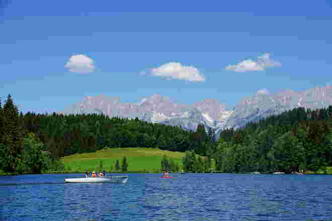Blick über den Schwarzsee zum Wilden Kaiser 