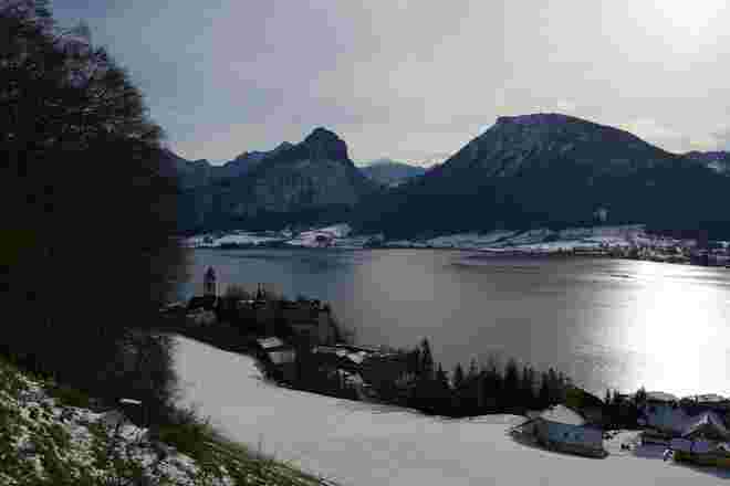 Blick auf den Wolfgangsee und den markanten Sparber
