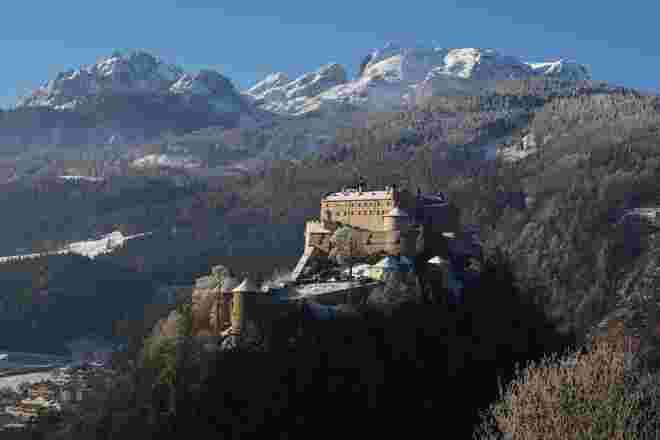 Majestätisch thront die Burg Hohen-Werfen auf einem Felsen über dem Salzachtal
