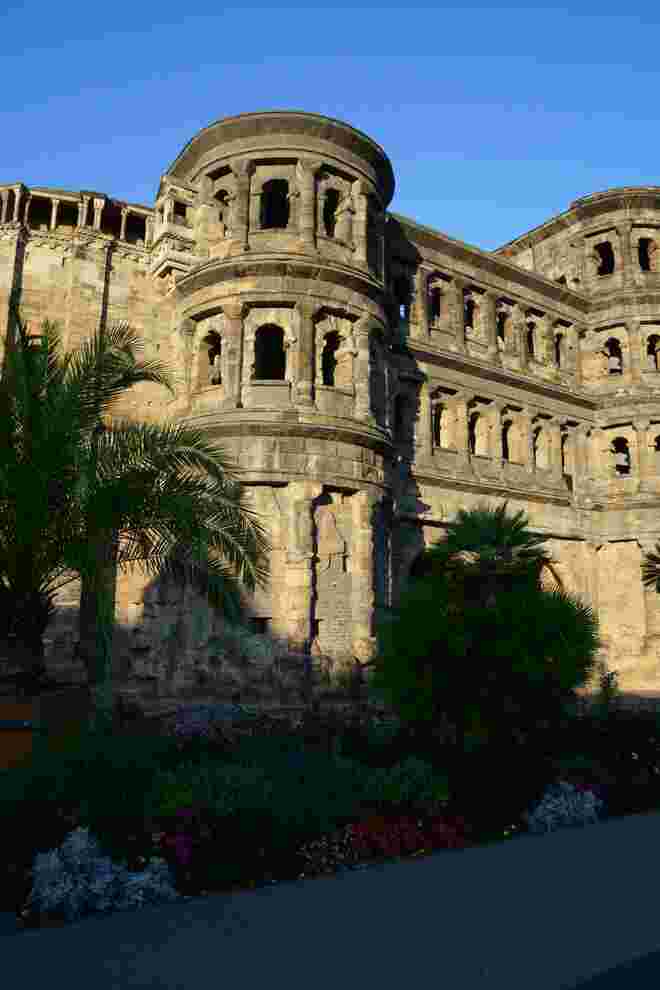 Porta Nigra  in den ersten Sonnenstrahlen