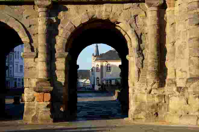 Ein Tor der Porta Nigra - mit Durchblick..