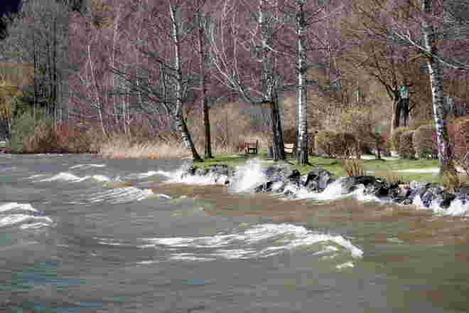 Der Föhn peitscht das Wasser ans Ufer vom Zeller See