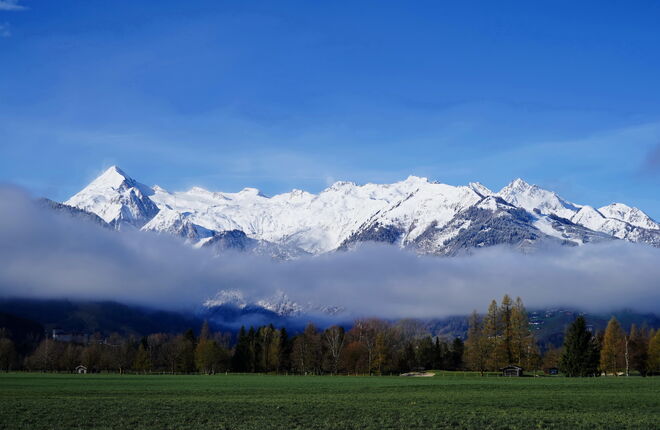 Schöner geht´s kaum: der Neuschnee leuchtet in weiß und strahlend blauer Himmel 