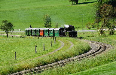 Gemütlich dampft die Pinzgauer Bahn durch den Oberpinzgau