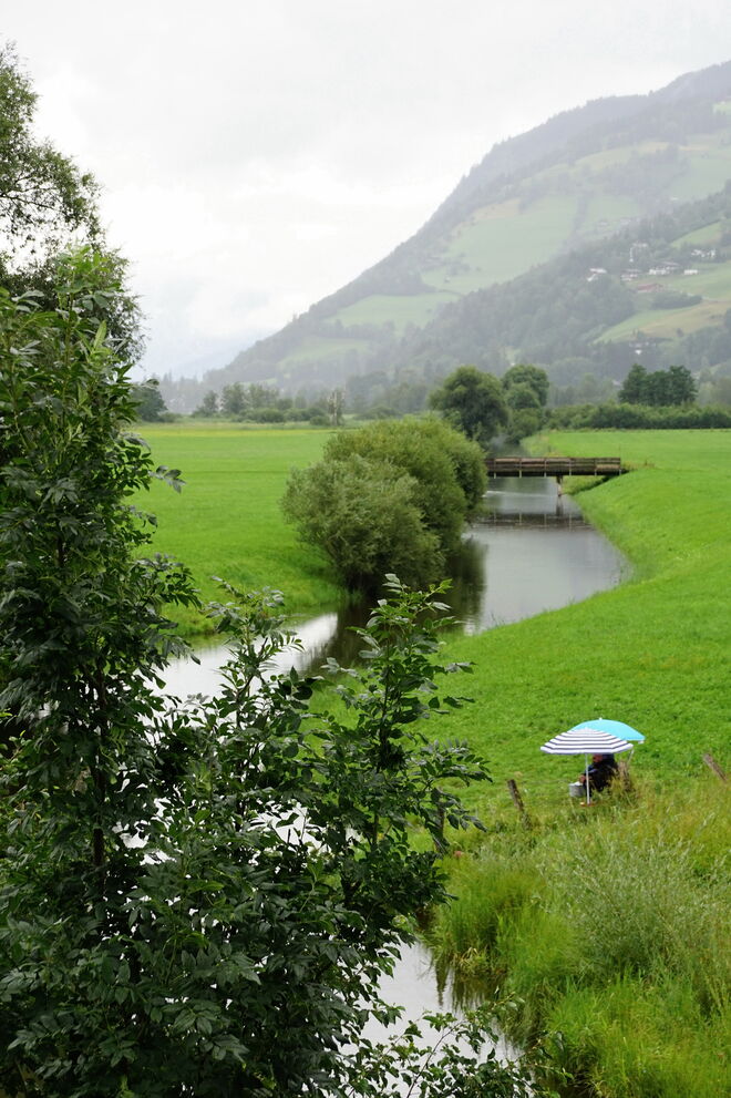 Ein passionierter Fischer läßt sich nicht einmal bei Regen von seinem Hobby abhalten ....